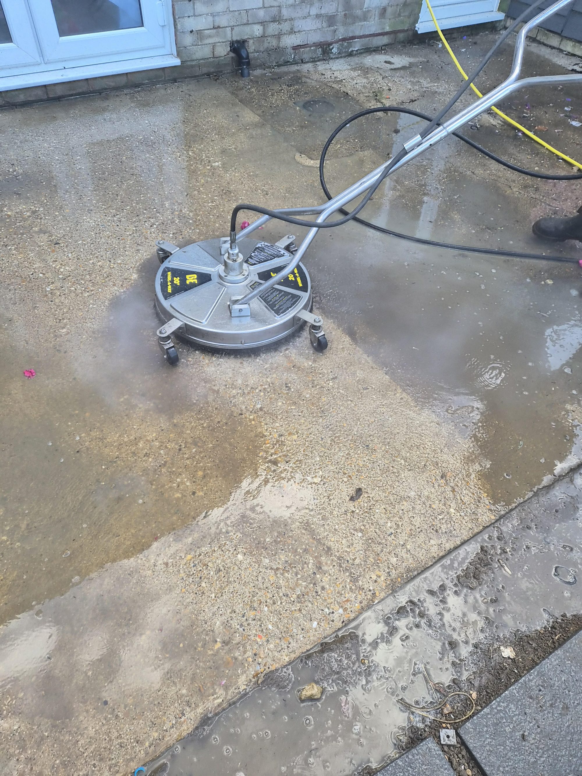 Circle pressure washer cleaning patio in Huntingdon
